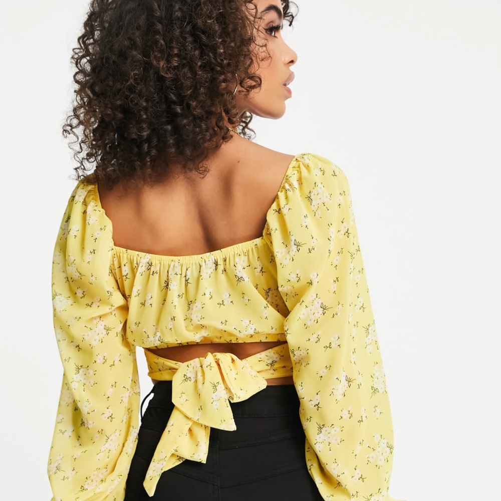 Gorgeouss yellow top excellent condition on super adorablee
